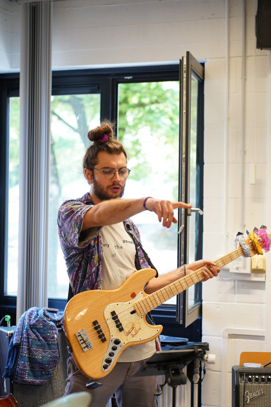 Nicolas Leblanc à la basse, en répétition